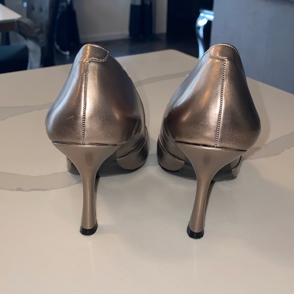 BCBGeneration New Pewter Heel with Silver Accessory Size 8 - Picture 4 of 6